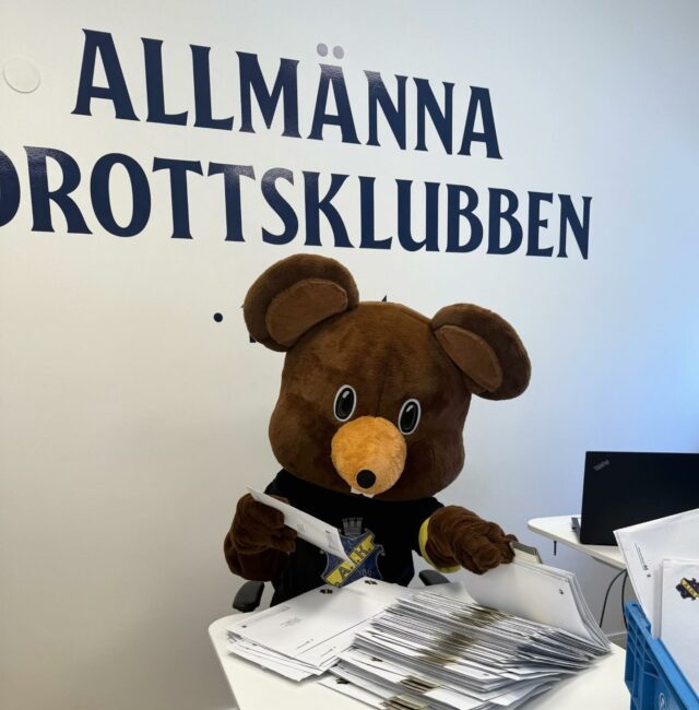 Hej på er, här sitter jag och sorterar returpost. 

Vi skickar Gnagisbladet till alla medlemmar från 0 till 12 år. Har du inte fått din tidning? Skicka ditt namn och adress till medlem@aik.se så tidningen kommer fram till dig framöver. 
🖤💛
#aik